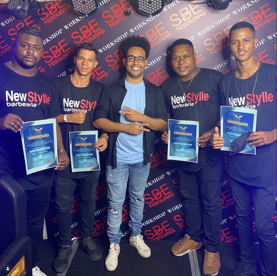 Equipe NewStylee com certificados