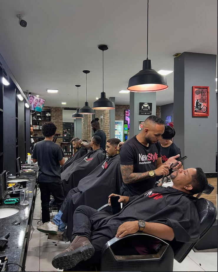 Espaço interno NewStylee - barbeiros atendendo