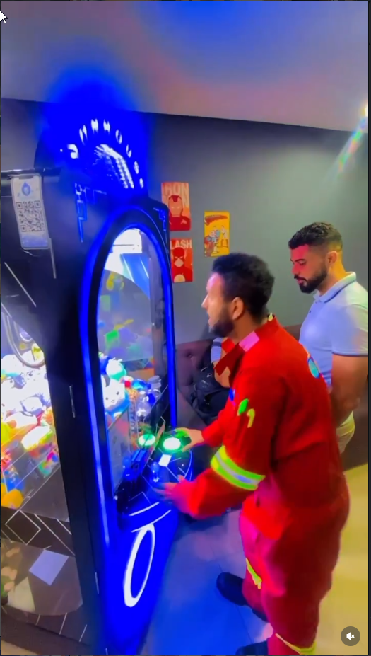 Área de lazer com máquina de pegar